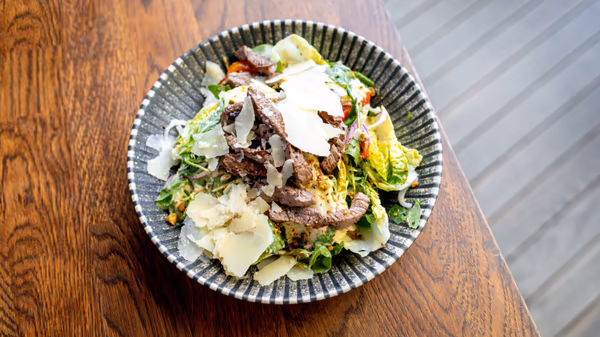 Bélszínsaláta dijoni vinaigrette-tel és sült paprikával