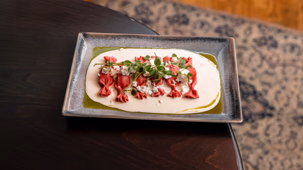 Céklás pasta caramelle friss kecskesajttal és parmezánmártással