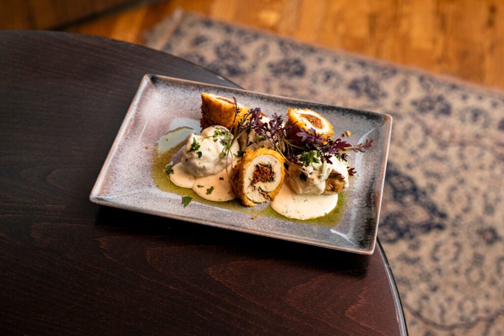 Csirke involtini „pármai sonkával, aszalt paradicsommal és pestóval töltött csirkemell pankóban sütve”  héjas burgonyával és parmezánmártással