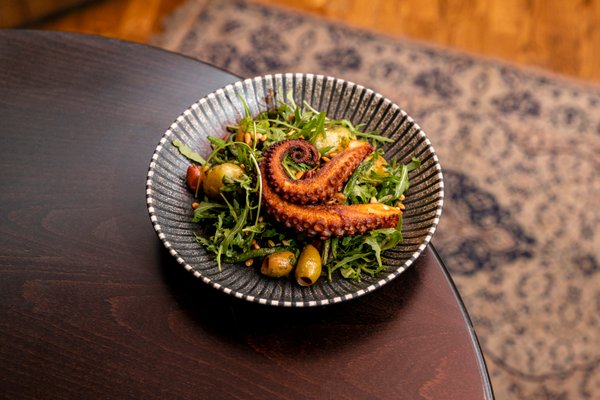 Grillezett polip pestós burgonyasalátával, ceruzababbal, olajbogyóval, fenyőmaggal és rukkolával