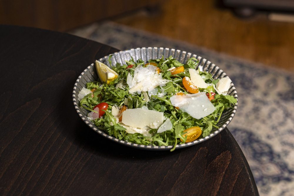 Rukkola saláta koktélparadicsommal és parmezán forgáccsal