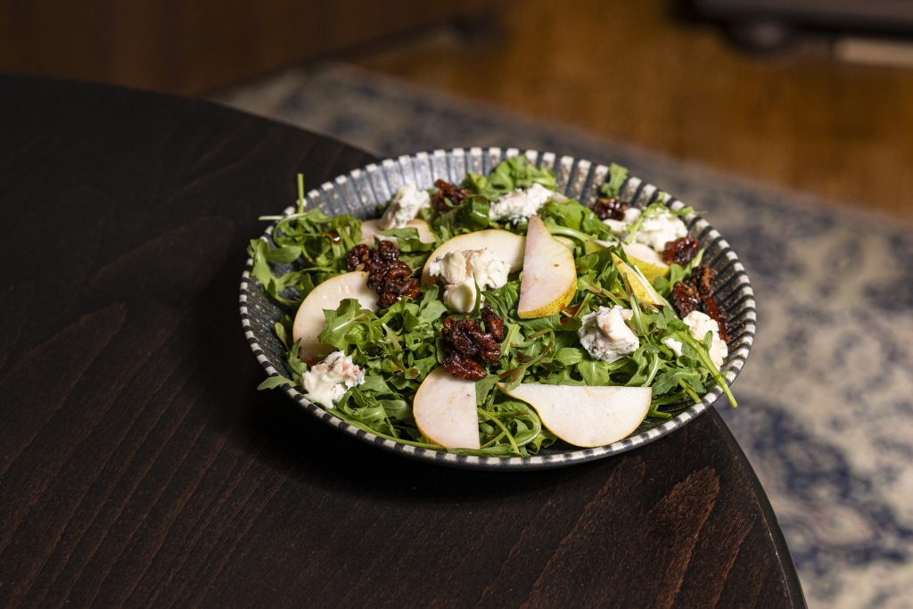 Diós gorgonzola saláta körtével és málnaecettel