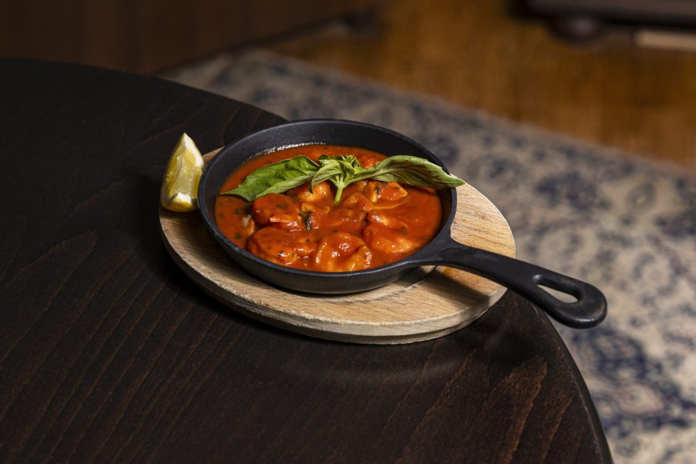 Pirított garnéla pikáns paradicsommártásban