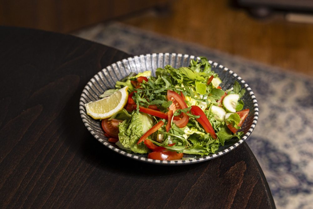 Friss kevert saláta kerti zöldségekkel