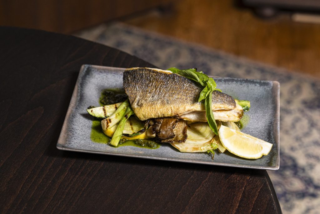 Filézett branzino grillezett zöldségekkel és házi pesto-val