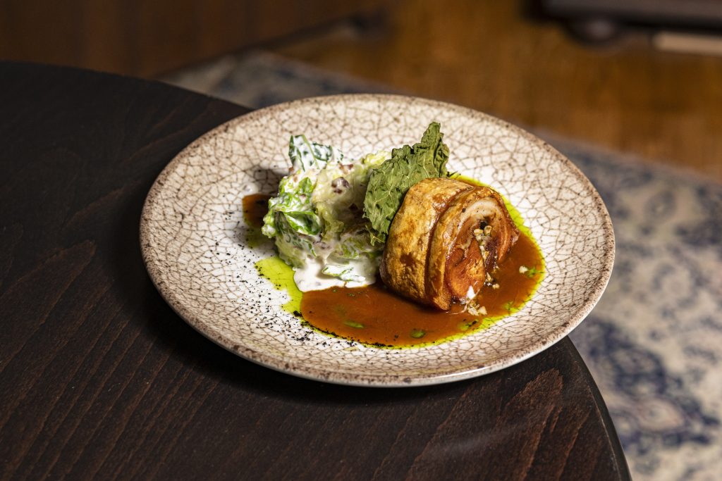 Porcellino malacsült mascarponés kelkáposztával és pecsenyelével