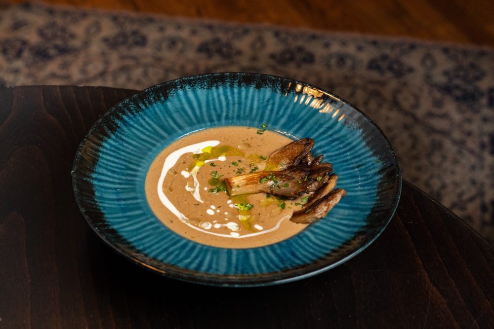 Vargányakrémleves pirított laskával és szarvasgomba olajjal