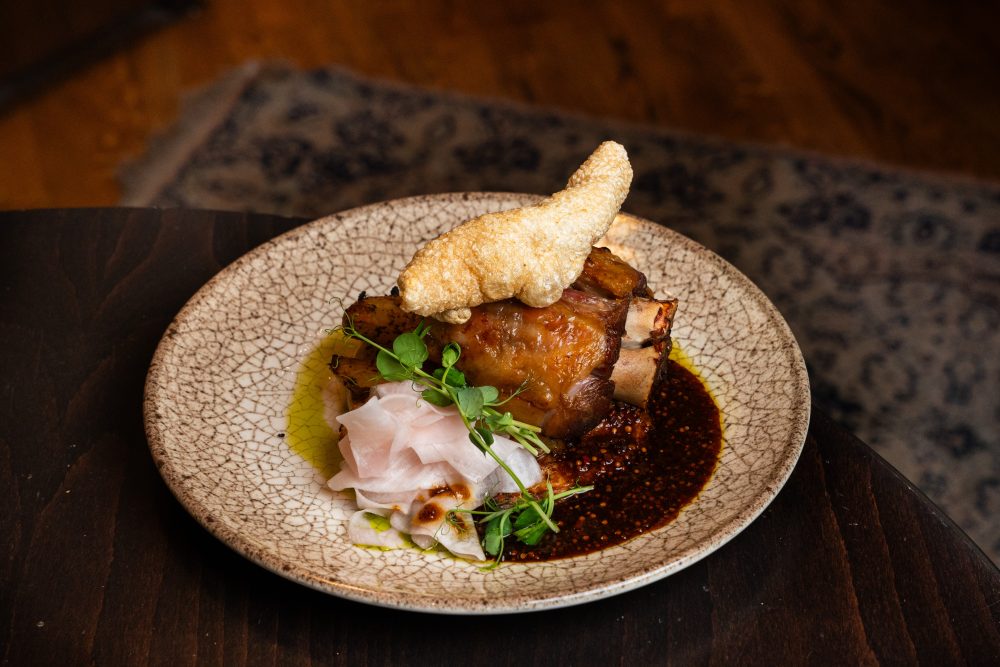 Ropogós malaccsülök kemencés burgonyával, sörös borsmártással és savanyított retekkel