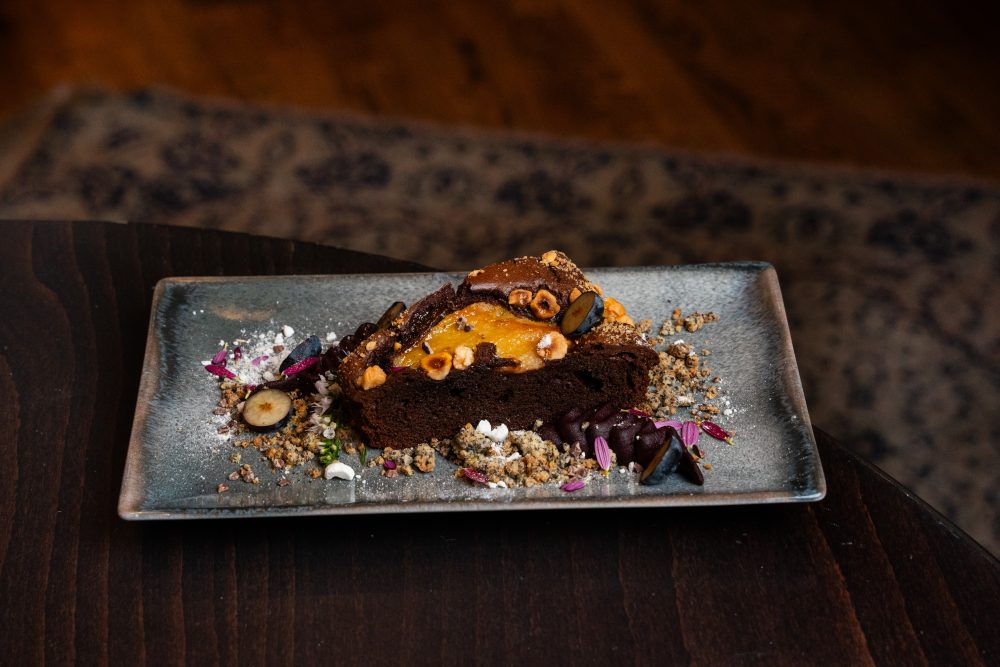 Körtés- mogyorókrémes torta feketeribizli ganache-sal és narancsos- mákos crumble-lal