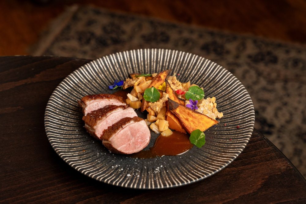 Rosé kacsamell sült édesburgonyával, vaníliás birsalmával, csipkebogyós pecsenyelével és gesztenye ropival