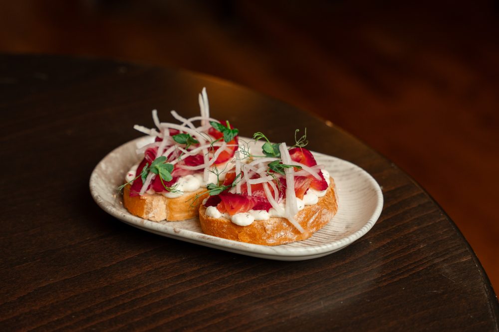 Bruschetta céklával marinált lazaccal, citrusos–kapros sajtkrémmel és retekkel