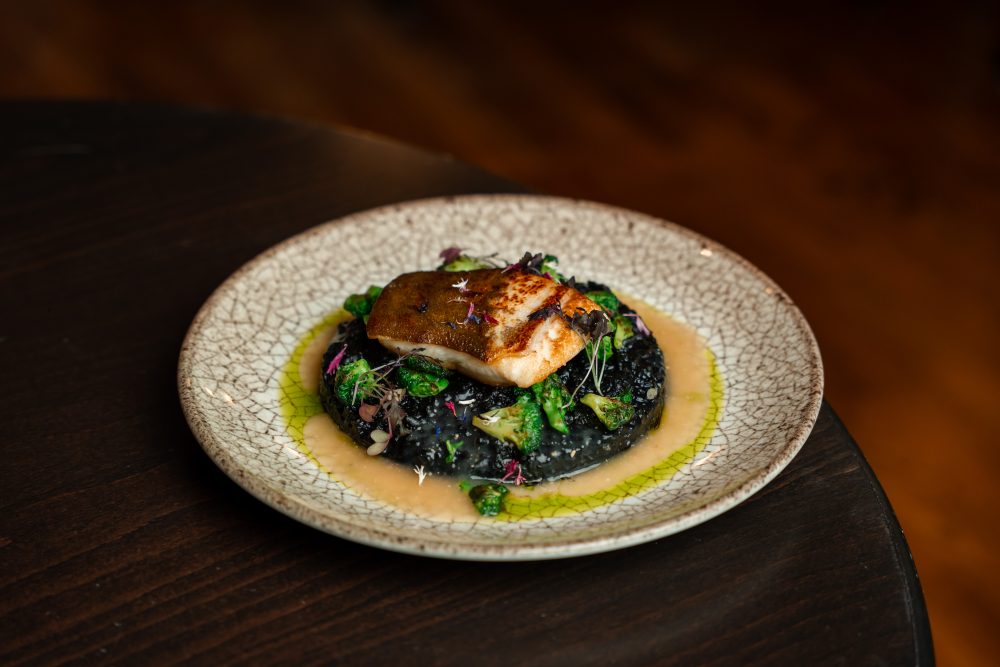 Tintahal tintás rizottó halibut filével és brokkolival