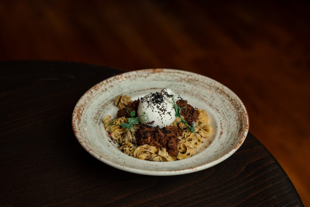 Tépett muflon vajas–portobellós radiatori tésztával, burrata sajttal és olíva morzsával