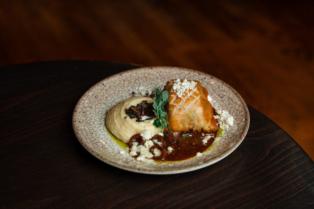 Szarvasgerinc Wellington szarvasgombás burgonyapürével és balzsamos gyöngyhagymával