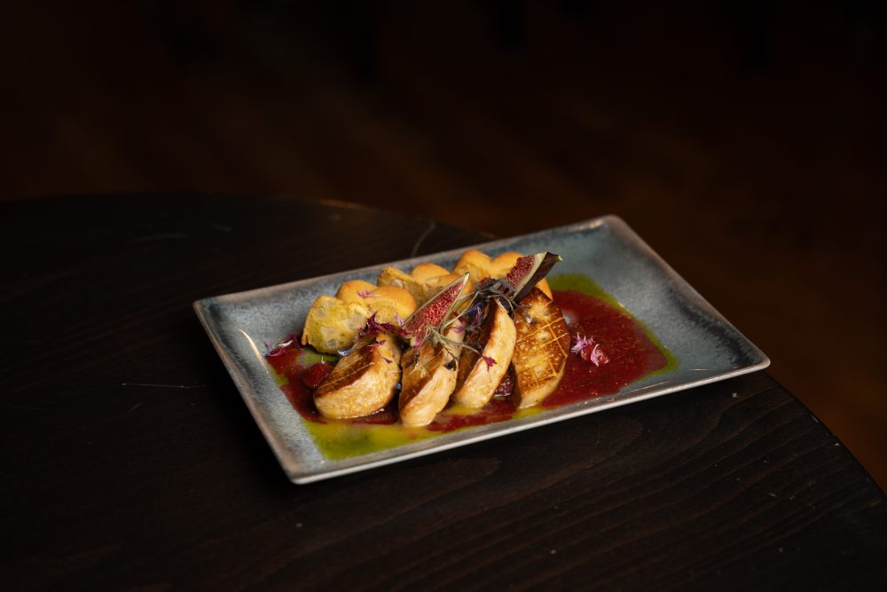 Grillezett hízott kacsamáj körtés kukoricakaláccsal és fügemártással