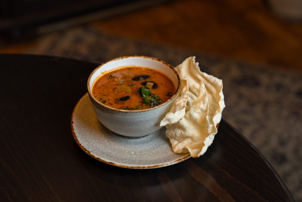 Paradicsomos bableves pancettával, friss mángolddal és tészta ropogóssal