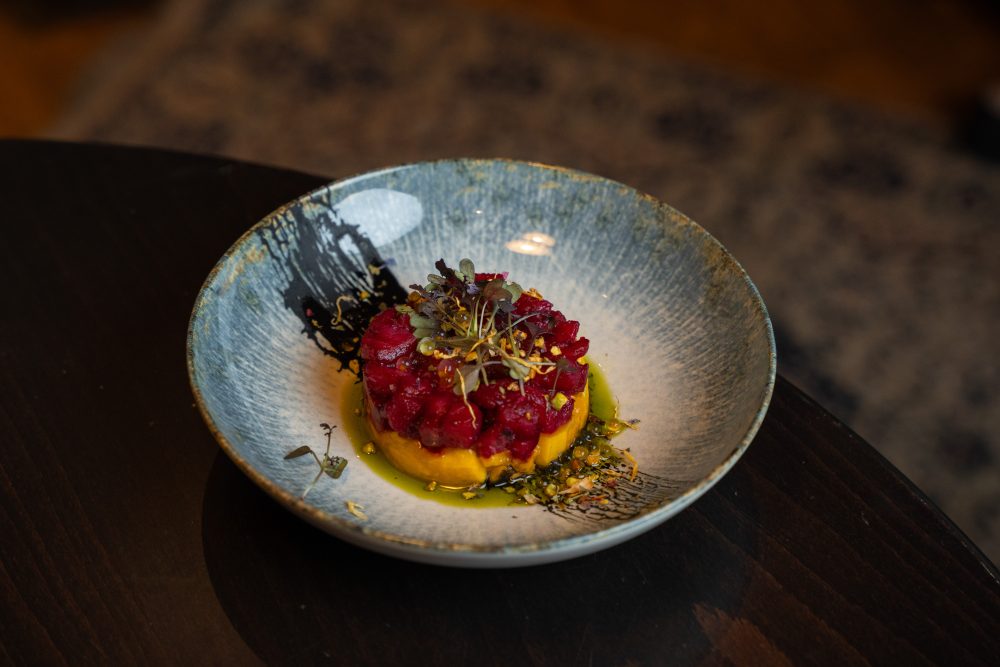 Céklás tonhaltatár vaníliás papayával és pisztáciával