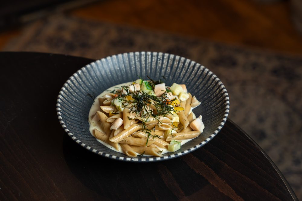 Teljes kiőrlésű penne füstölt vajhallal, cukkinivel és sült kaporral