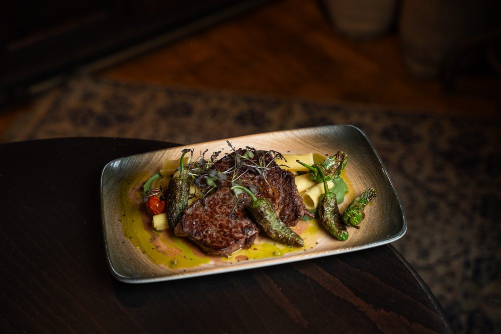 Rib Eye Steak borsos rigatonival, balzsamos kelpürével és padron paprikával