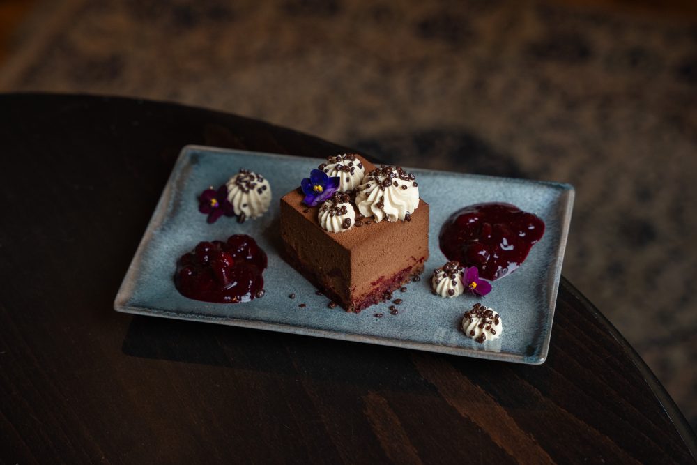 Csokoládé mousse fehér kávékrémmel és tőzegáfonyával