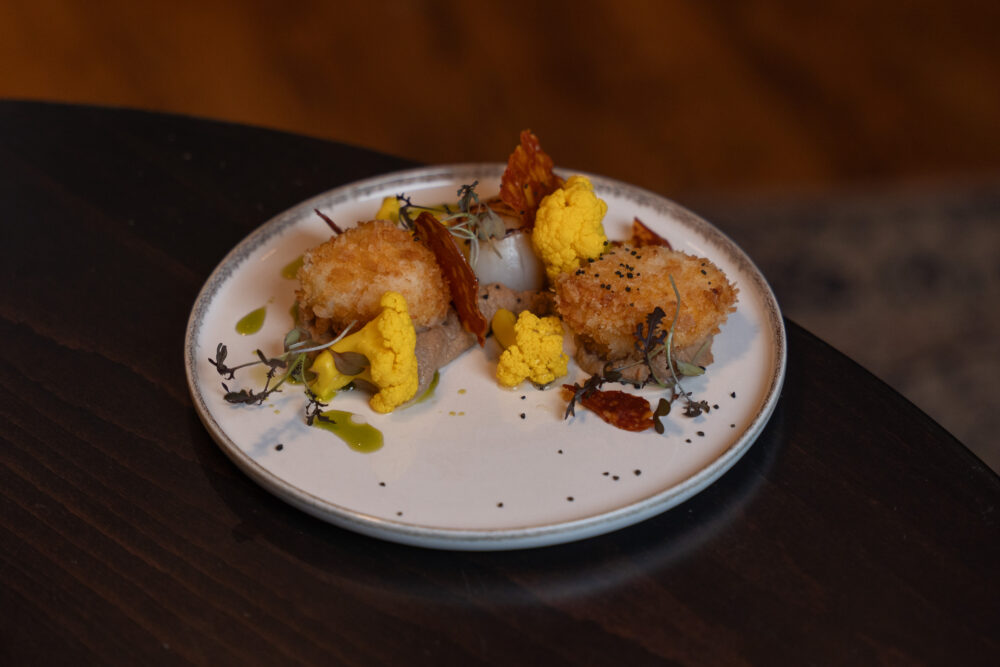 Szent Jakab kagyló grillen és pankóban sütve égetett karfiolpürével, savanyított karfiollal és calabriai szalámi chips-szel