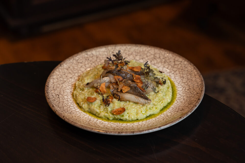 Petrezselyem pestós rizottó Szent Péter halfilével és ropogós fokhagymával