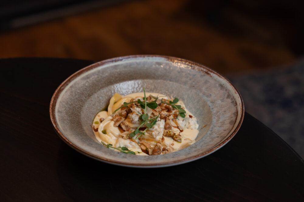 Körtés ricottás tortelloni gorgonzolával, pirított dióval és balzsamkrémmel