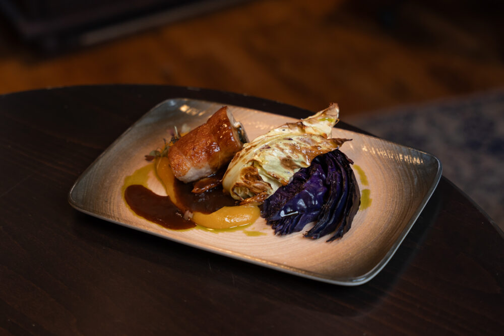 Göngyölt iberico császár kecskesajttal, spenóttal, grillezett csúcsos káposztával, sárga céklapürével és fekete fokhagymás pecsenyelével