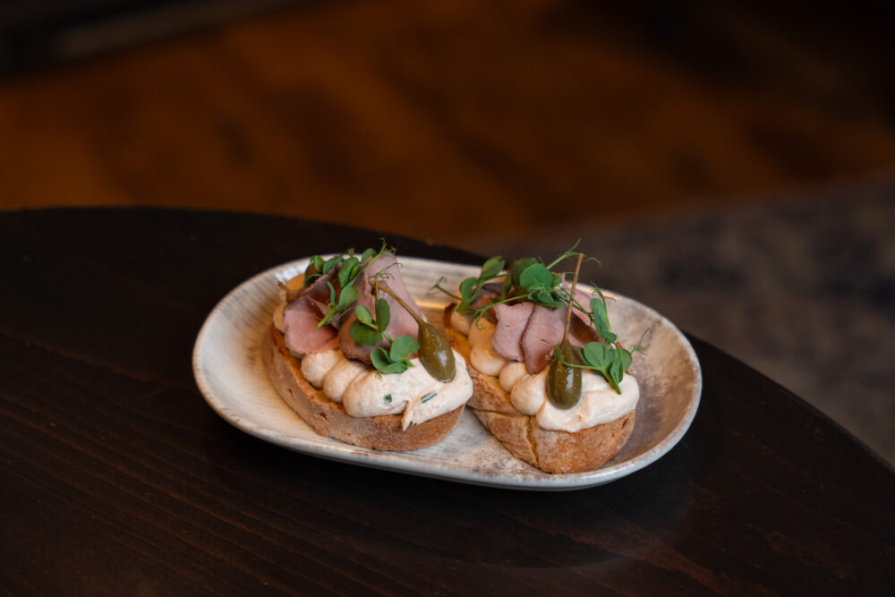 Bruschetta vitello tonnato kaprigyümölccsel