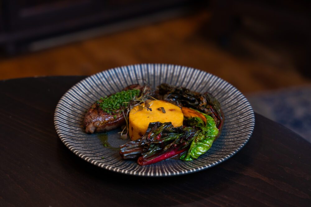 Angus marha picanha mángolddal, aszalt paradicsomos–parmezános polentával és pecsenyelével