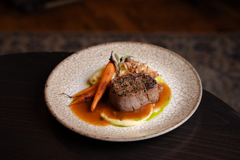 Bélszín steak burgonyapürével, serpenyős bébi répával, ropogós hagymával és pecsenyelével