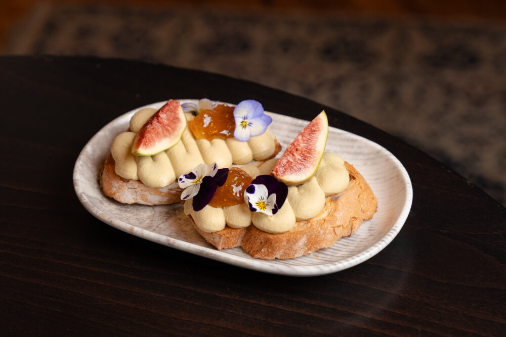 Bruschetta libamájkrémmel és fügelekvárral