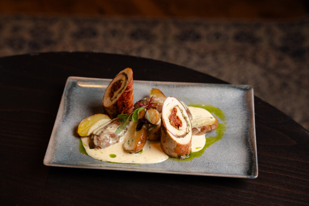 Csirke involtini „pármai sonkába göngyölt csirkemell aszalt paradicsommal és pestoval töltve” parázsburgonyával és parmezánmártással