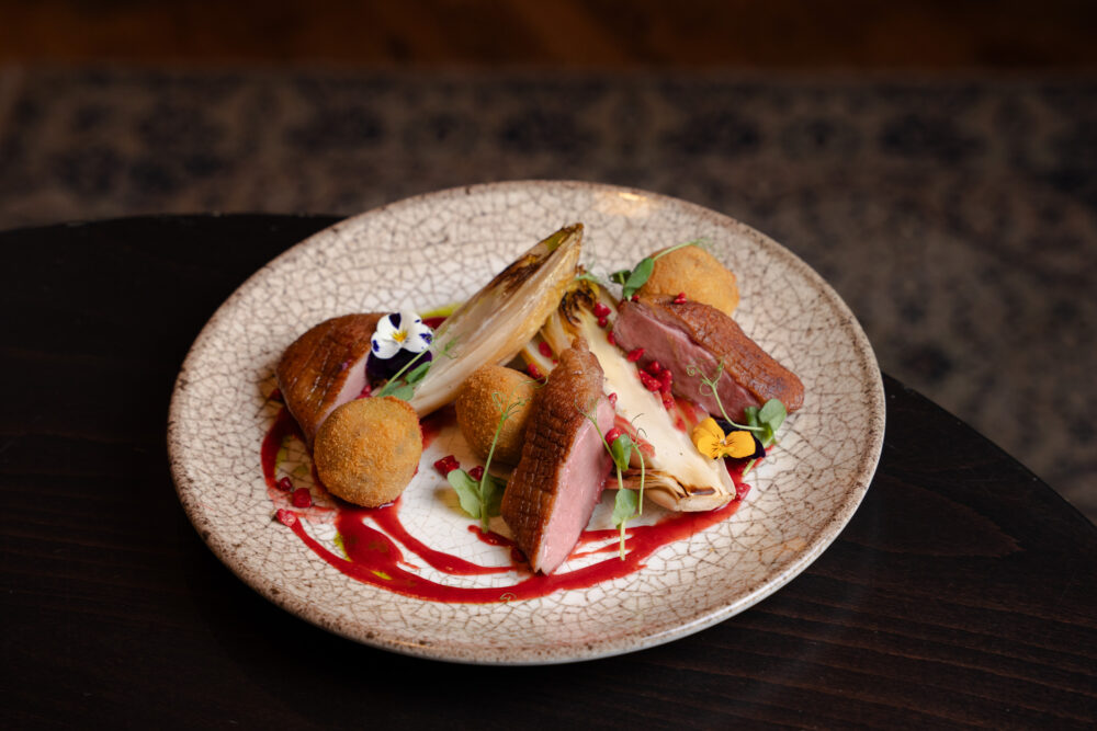 Rosé kacsamell kacsamájas arancinivel, rózsaborsos–yuzus eperpürével és grillezett endíviával