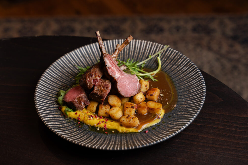 Báránygerinc répapürével, pirított gnocchival és pisztácia dresszinges zöldsalátával