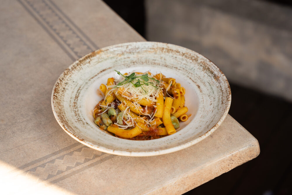 Szardíniai maccheroni tészta pancettával, karamellizált hagymával, fava babbal, pecorino sajttal és szárított paradicsommal