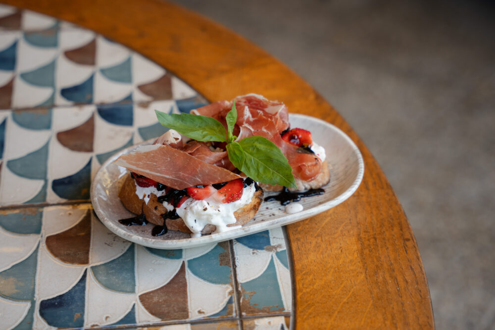 Bruschetta burrataval, eperrel, pármai sonkával és balzsamkrémmel