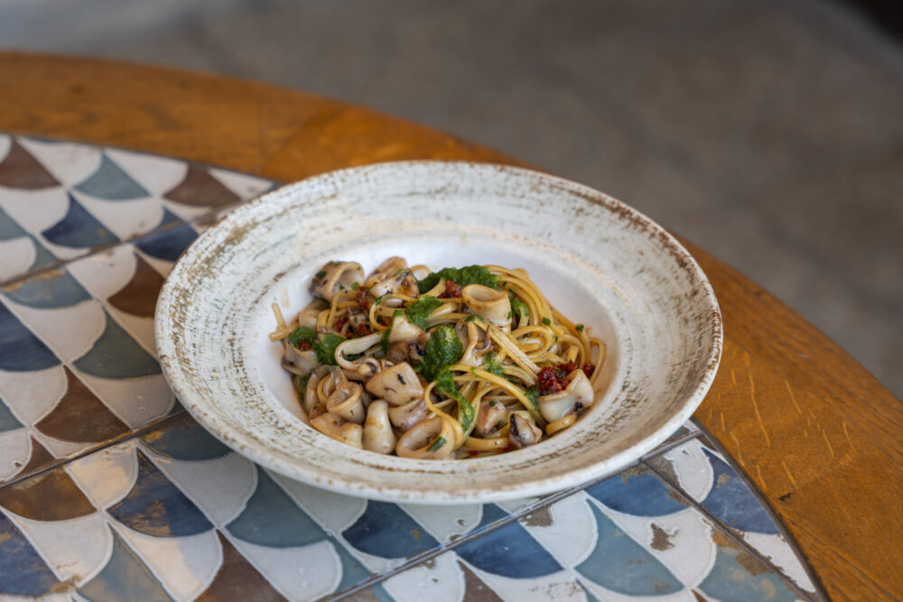 Tintahalas linguine aszaltparadicsomos-fokhagymás mártással és gremolatával