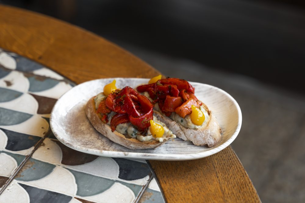 Bruschetta füstös padlizsánkrémmel, grillezett paprikával és édes sárga pepperoncinivel
