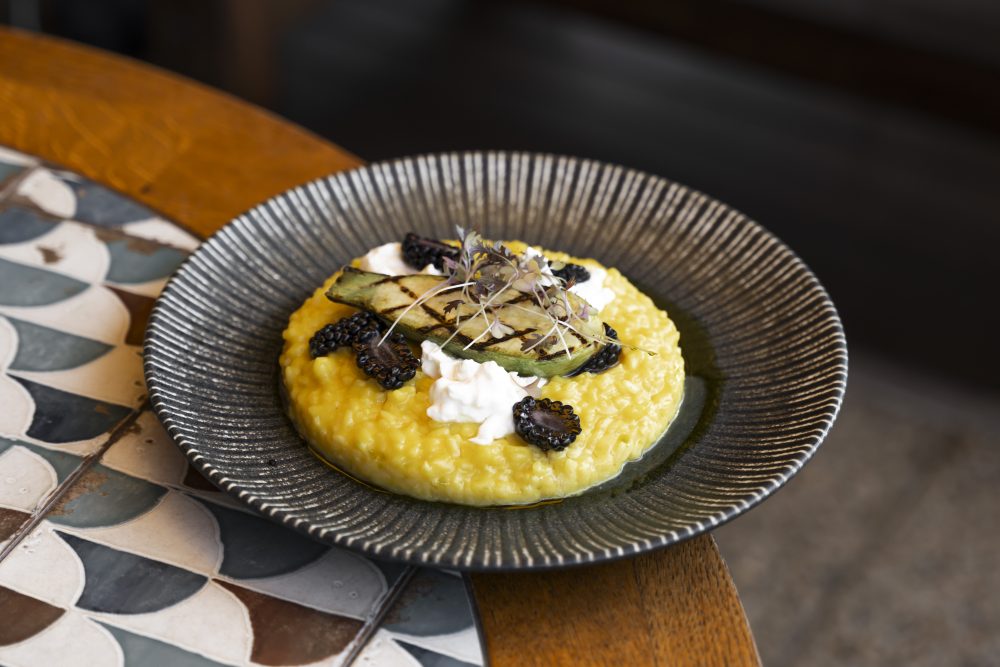 Sárgacéklás rizottó szederrel, grillezett minicukkinivel és stracciatella sajttal