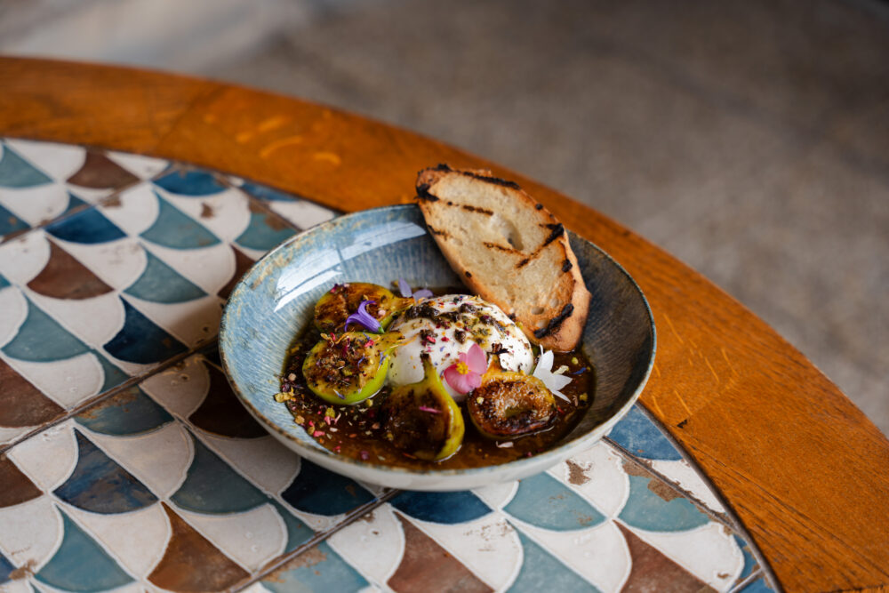 Szarvasgombás burrata grillezett fügével, pisztáciával és pirított bagettel