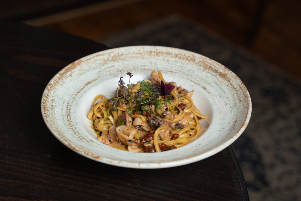 Tintahalas linguine aszaltparadicsomos-fokhagymás mártással és gremolatával