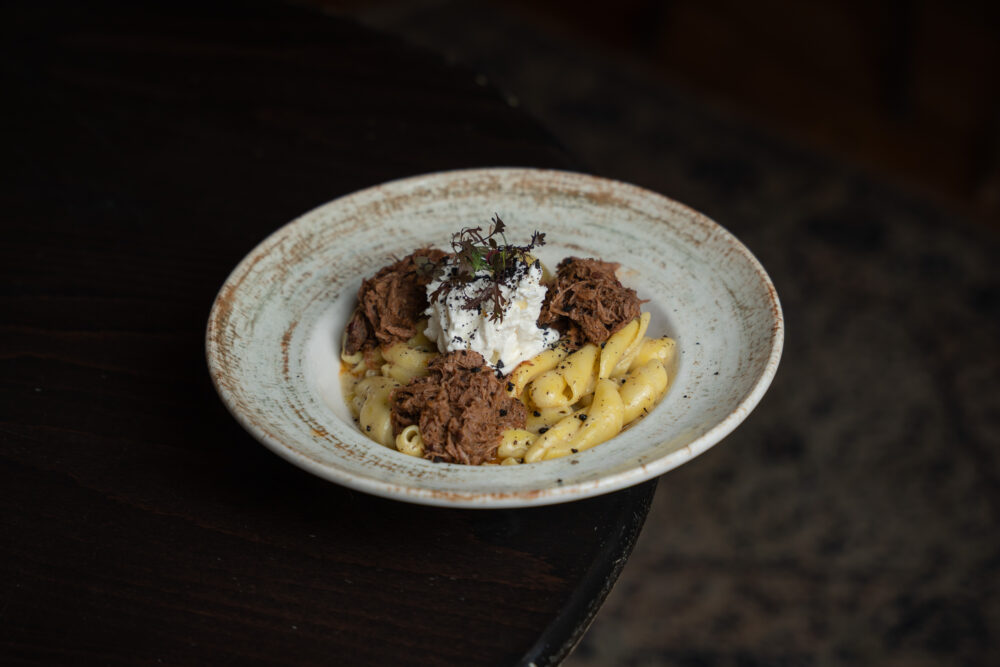 Házi óriás fusilli tépett vaddisznóval, szarvasgombával, stracciatella sajttal és szárított olívával