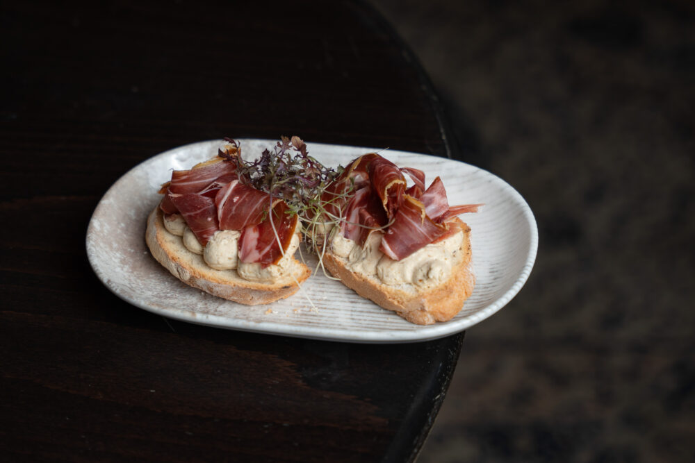 Bruschetta szarvasgombás vargányakrémmel és mangalicasonkával